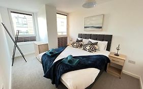 2 Bedroom, 2 Bathroom Modern Apartment Close To Ocean Village, Free Parking, Single Or Double Beds